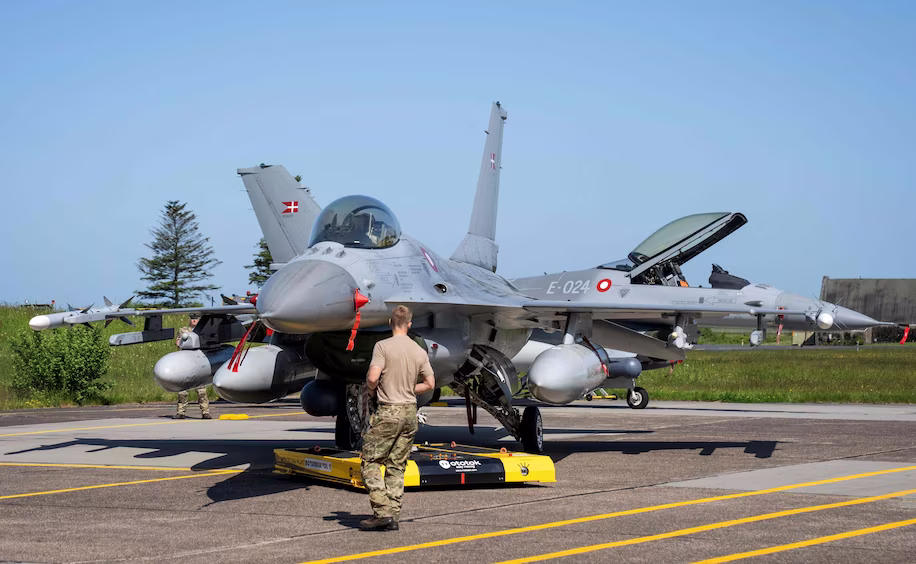 Датський F-16 біля Военса, Данія, у травні. 